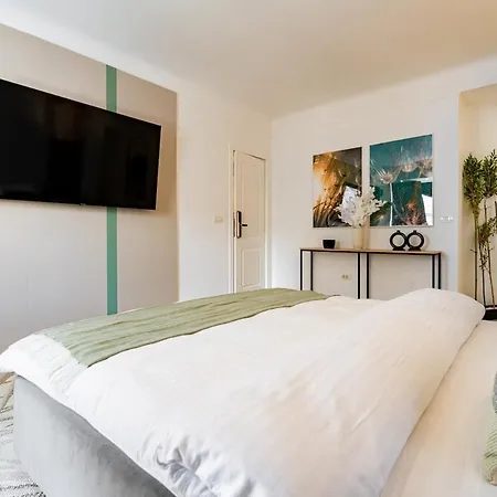 Vibe Romana Square By Global *