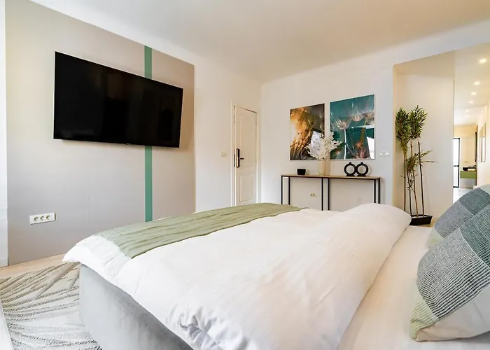 Vibe Romana Square By Global *